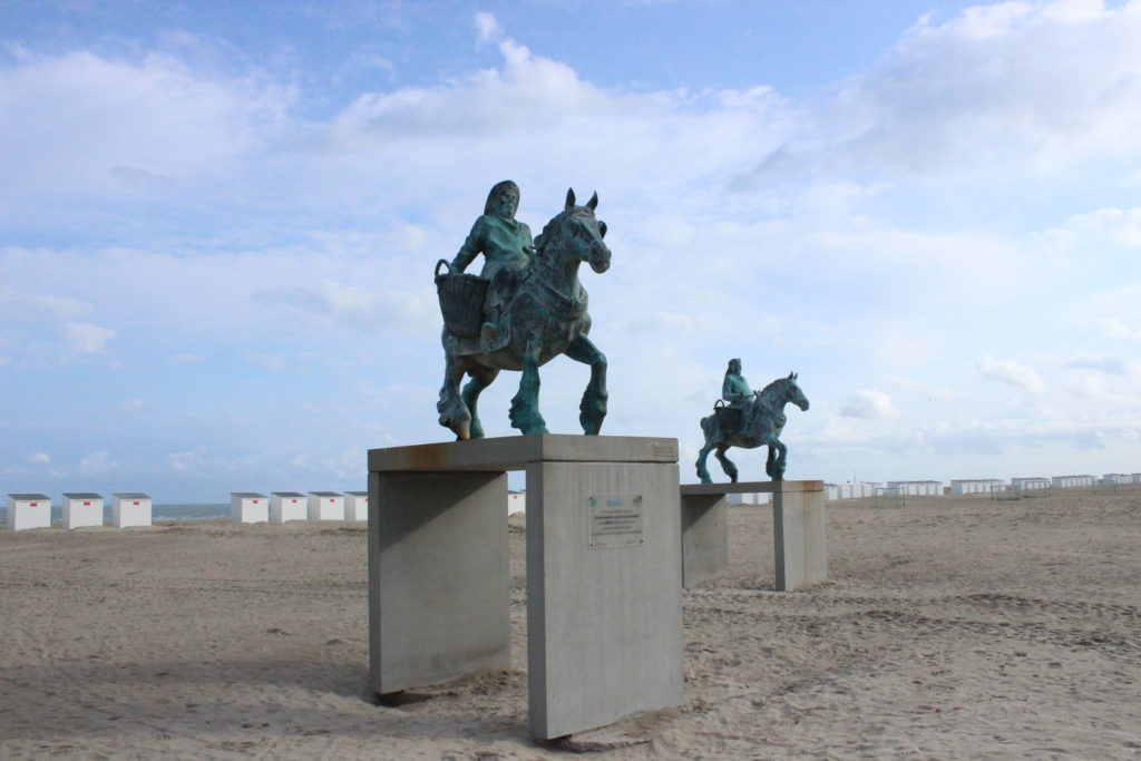 Am Strand von Oostduinkerke steht ein Monument, das an die Garnelenfischer erinnernt